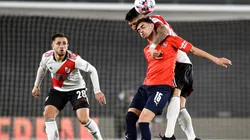 Peña, en el fondo, atento a la disputa aérea