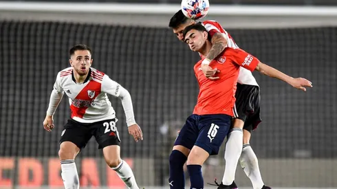 Peña, en el fondo, atento a la disputa aérea