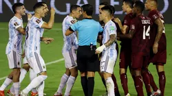 Los jugadores argentinos, muy enojados con Adrián Martínez.