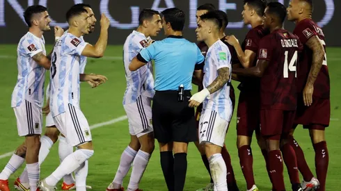 Los jugadores argentinos, muy enojados con Adrián Martínez.