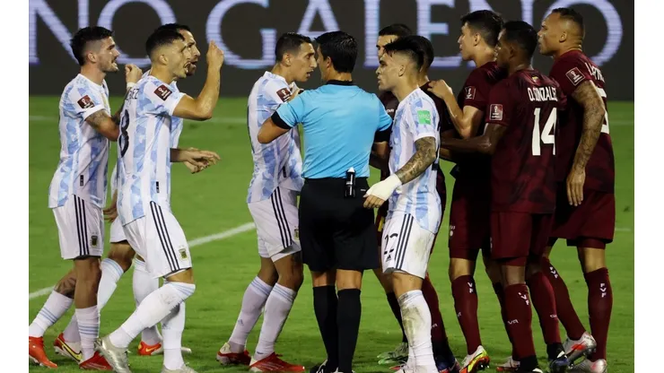 Los jugadores argentinos, muy enojados con Adrián Martínez.