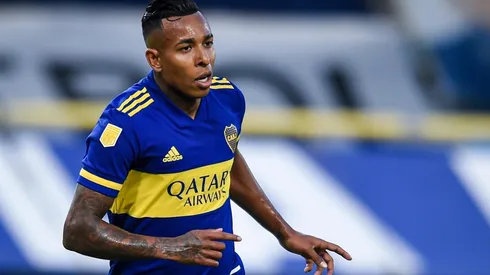 Sebastián Villa con la camiseta de Boca Juniors.