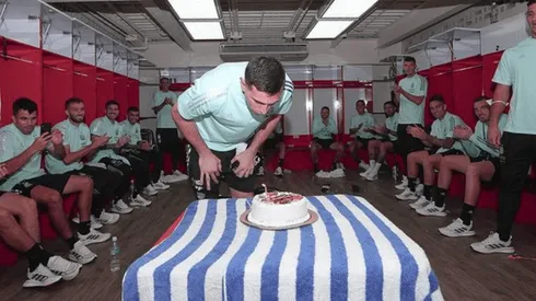 Dibu Martínez festejó su cumple en el vestuario.