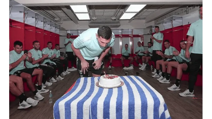 Dibu Martínez festejó su cumple en el vestuario.