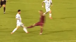 ¡Con Leo no! Adrían Martínez vio al roja por una patada descalificadora a Messi