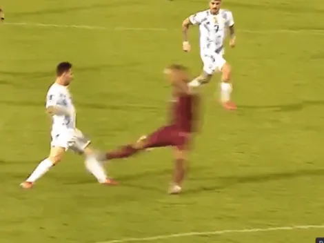 ¡Con Leo no! Adrián Martínez vio la roja por una patada descalificadora a Messi