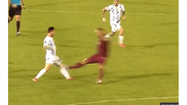 ¡Con Leo no! Adrían Martínez vio al roja por una patada descalificadora a Messi