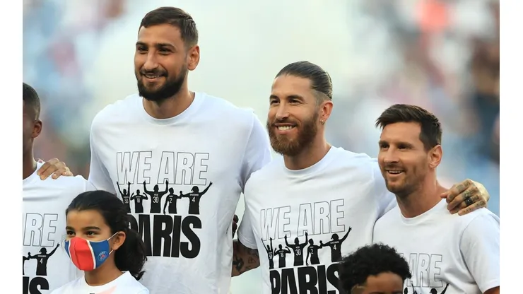Lionel Messi en su presentación con sus nuevos compañeros del PSG (Foto: GettyImages)