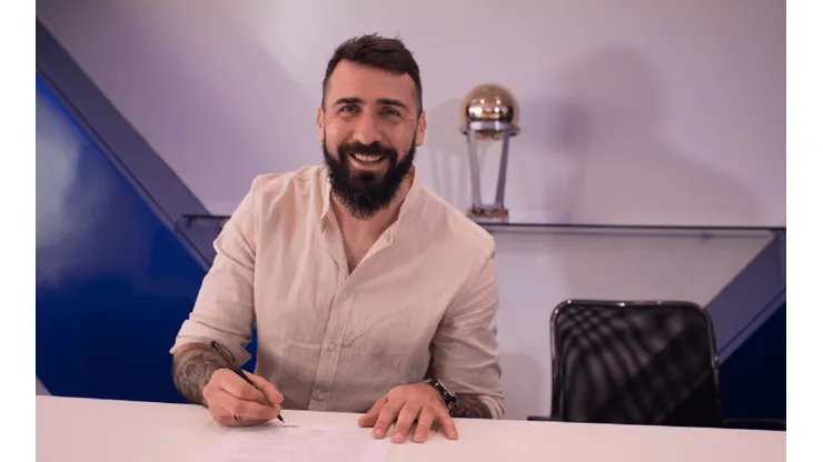 Pratto en su firma de contrato con el Fortín