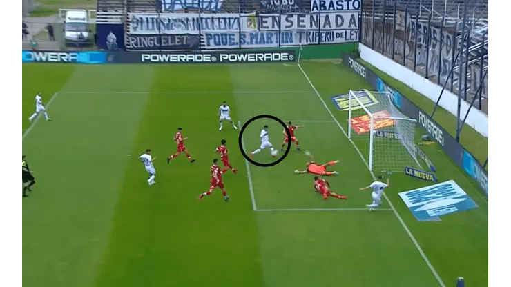 Rodrigo Holgado no pudo marcar el gol.