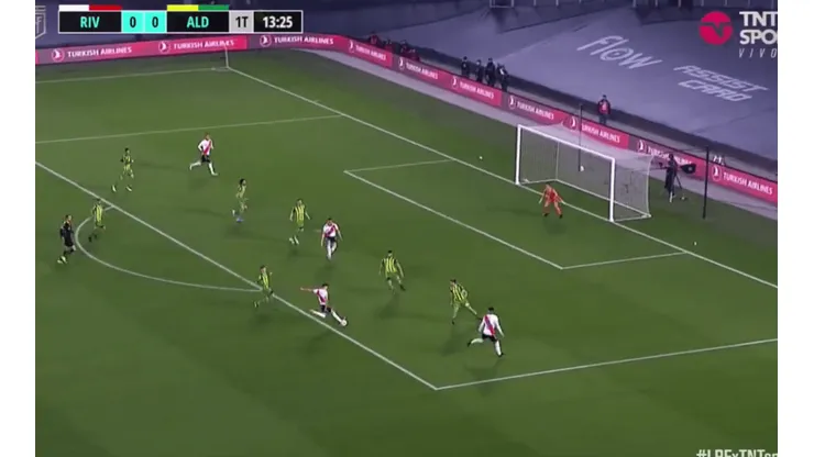Video: Julián Álvarez metió un derechazo letal y puso el 1 a 0 de River