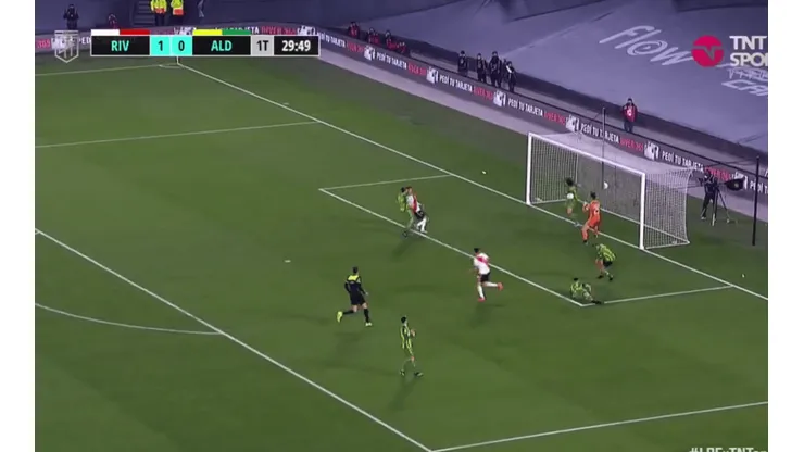 Video: Coloccini evitó con la mano un gol de River