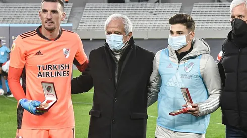 Franco Armani y Julián Álvarez junto a Rodolfo D'Onofrio (Foto: GettyImages)