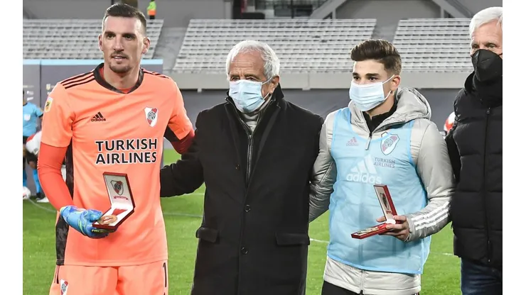 Franco Armani y Julián Álvarez junto a Rodolfo D'Onofrio (Foto: GettyImages)