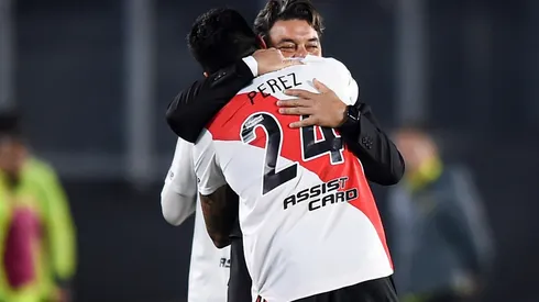 Gallardo y Enzo Pérez se abrazaron después del 2-0 (Foto: GettyImages)