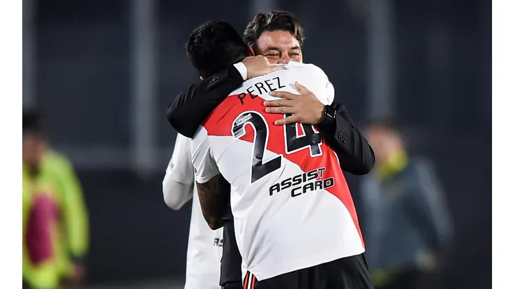 Gallardo y Enzo Pérez se abrazaron después del 2-0 (Foto: GettyImages)
