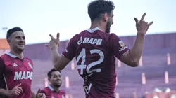 Ángel González festejando el primer gol del partido (Foto: Lanús vía Twitter)