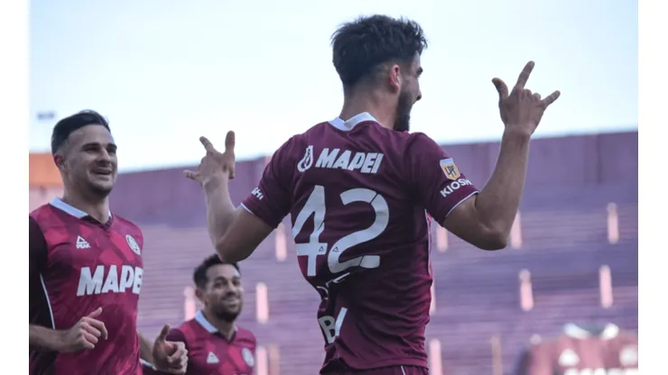 Ángel González festejando el primer gol del partido (Foto: Lanús vía Twitter)
