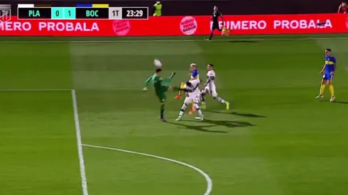 Briasco aprovechó el blooper de la defensa y metió su primer gol en Boca