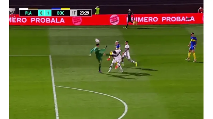 Briasco aprovechó el blooper de la defensa y metió su primer gol en Boca