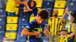 Video: metió un gol y quiso besar el escudo de su equipo, pero todo cambió al ver su camiseta
