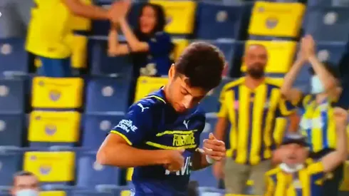 Video: metió un gol y quiso besar el escudo de su equipo, pero todo cambió al ver su camiseta
