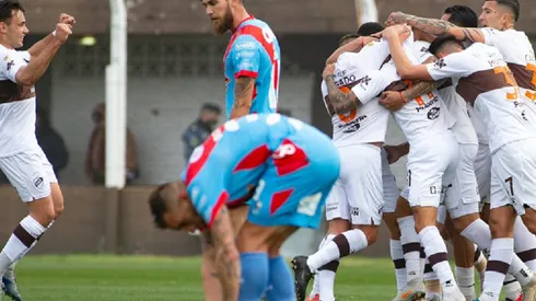 Bajo una intensa niebla, Platense salió del fondo y le ganó 2 a 1 a Arsenal