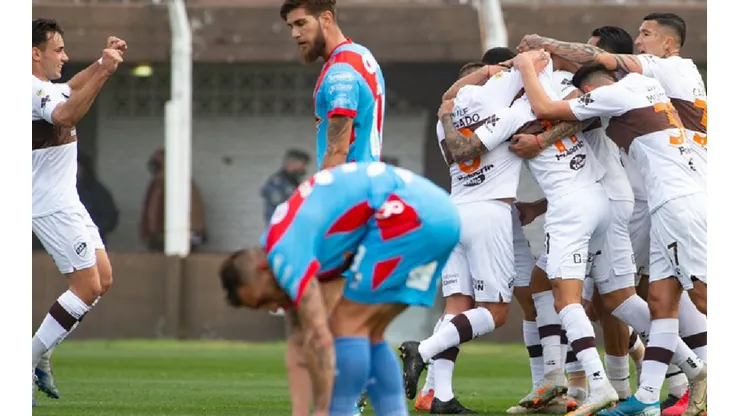 Bajo una intensa niebla, Platense salió del fondo y le ganó 2 a 1 a Arsenal