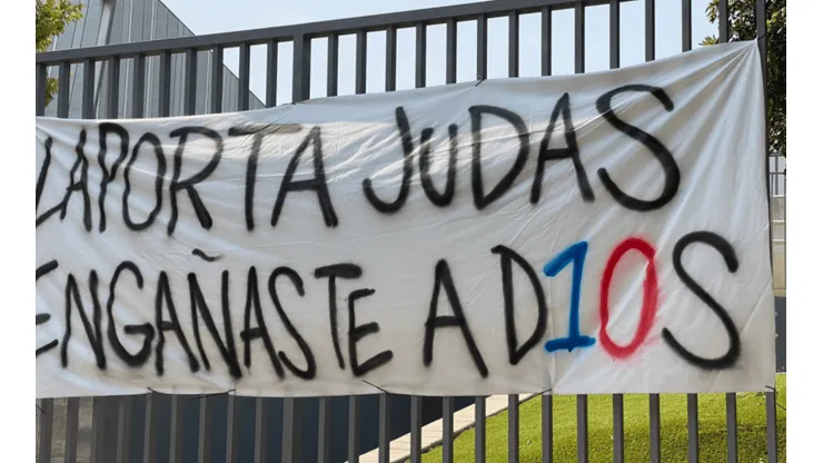 Clima caliente: banderas y amenazas en el Camp Nou tras la salida de Messi