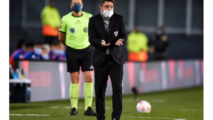 Foto viral: la graciosa imagen de Gallardo en el partido contra Vélez