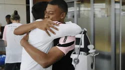 Mbappé le dio la bienvenida a Messi.