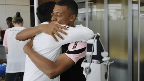 Mbappé le dio la bienvenida a Messi.