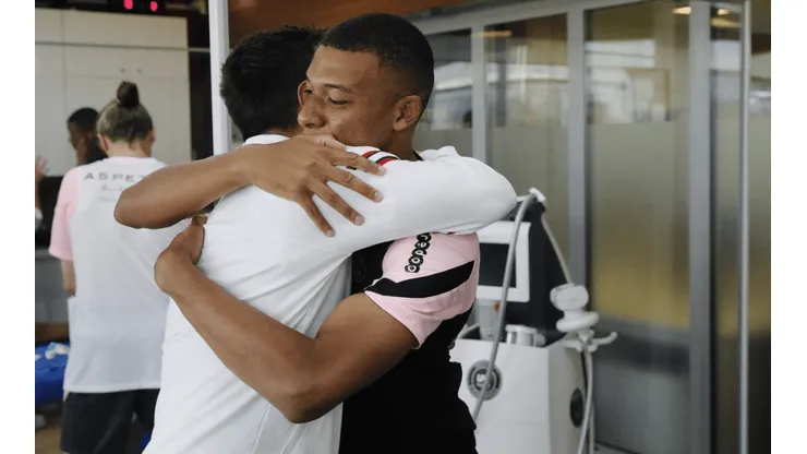Mbappé le dio la bienvenida a Messi.