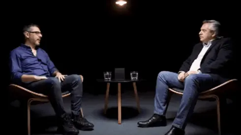 Julio Leiva, conductor del ciclo Caja Negra, con el presidente de la Nación, Alberto Fernández. (Foto: Twitter RollingStoneAr).