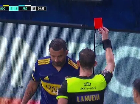 Una de cal y una de arena: a Cardona se le fue la pierna y vio la tarjeta roja