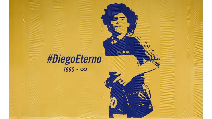Bandera en homenaje a Diego Maradona tras su fallecimiento (Foto: GettyImages)