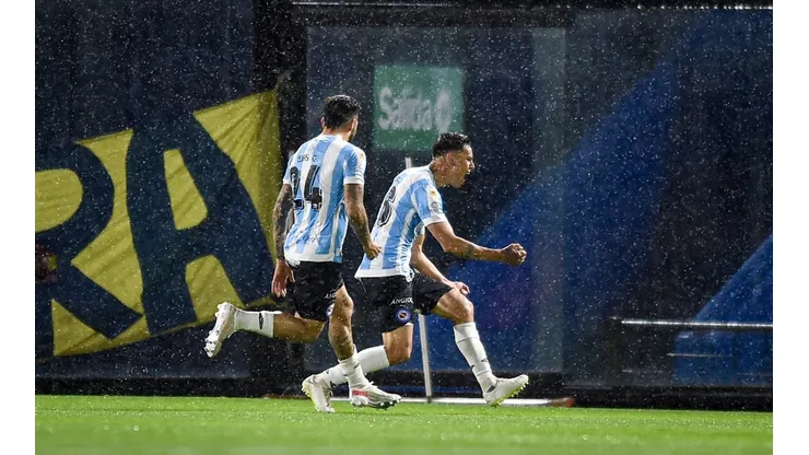 ¿Fue falta de Izquierdoz? Todo Boca le reclamó al arbitro en el final del primer tiempo