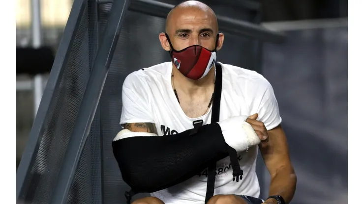 Javier Pinola sufrió una fractura en el brazo derecho.