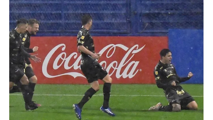 El festejo en el gol de Facundo Farías.