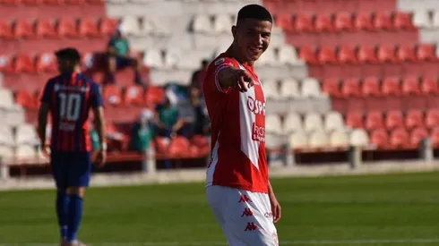 Lucas Esquivel festejando su tanto.