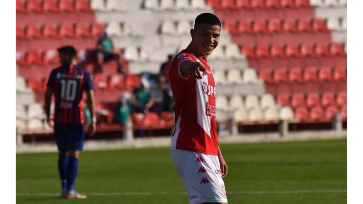 Lucas Esquivel festejando su tanto.