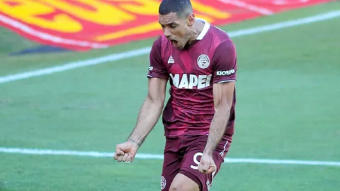 De los pies de Sand, como de costumbre, salió la victoria de Lanús ante Huracán