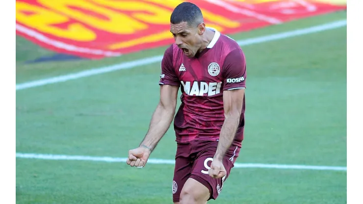 De los pies de Sand, como de costumbre, salió la victoria de Lanús ante Huracán