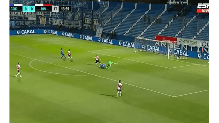 Una mala salida de Armani provocó un penal que terminó en gol de Godoy Cruz