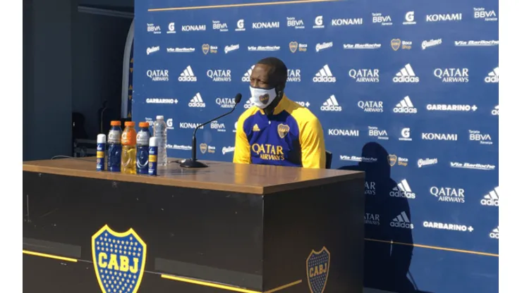 Luis Advíncula fue presentado oficialmente en Boca (Foto: Ezequiel Sosa vía Twitter)