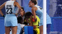 Belén Succi, desconsolada en el arco y siendo contenida por sus compañeras.