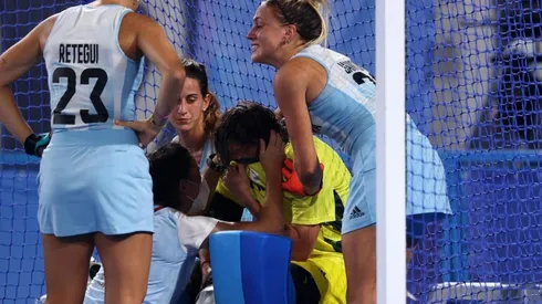 Belén Succi, desconsolada en el arco y siendo contenida por sus compañeras.