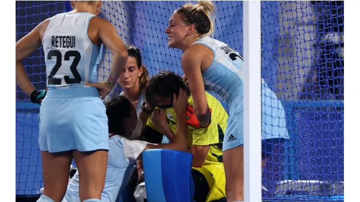 Belén Succi, desconsolada en el arco y siendo contenida por sus compañeras.