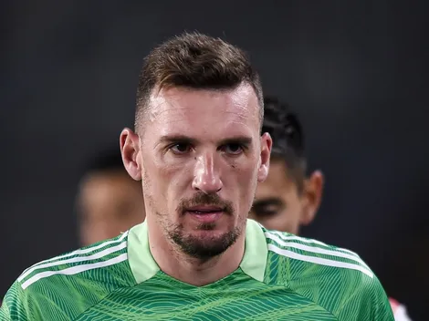 Armani eligió atajar primero y los hinchas de River lo lamentaron en redes