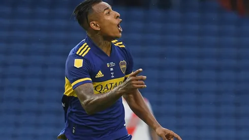 Sebastián Villa con la camiseta de Boca Juniors.